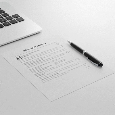 Checklist papier et stylo sur un bureau, symbolisant la préparation avant de signer un devis d'électricité
